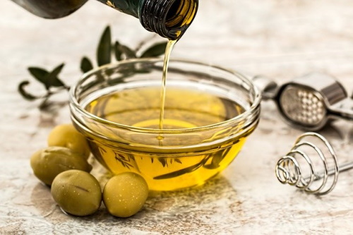 Gallbladder friendly foods: Image of olives with olive oil.