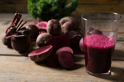 Red Beet Health Benefits: The Juice Helps to Combat Anemia