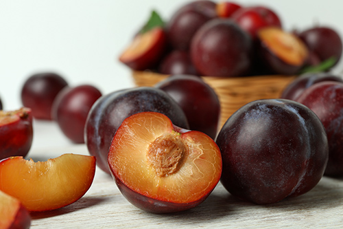Plum Health Benefits: Laxative That Protects the Intestine
