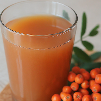 glass of rowan fruit juice